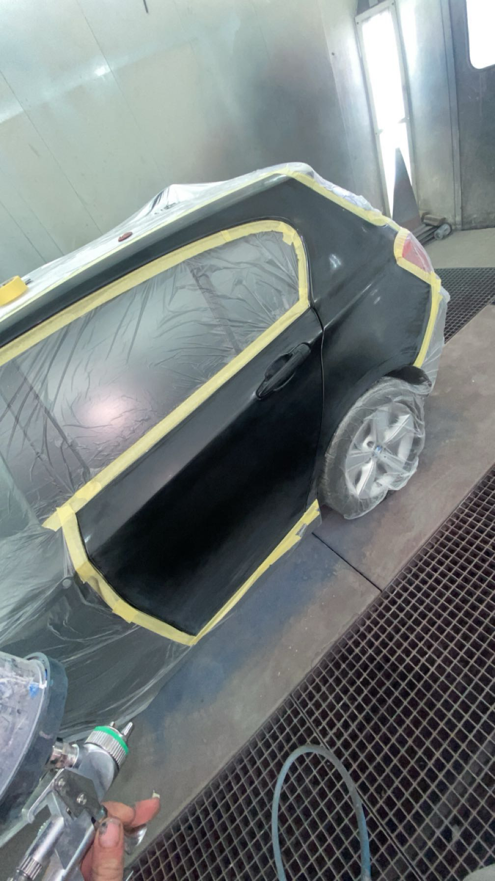 Carrossier PLM CAR en atelier de peinture, Gironde
